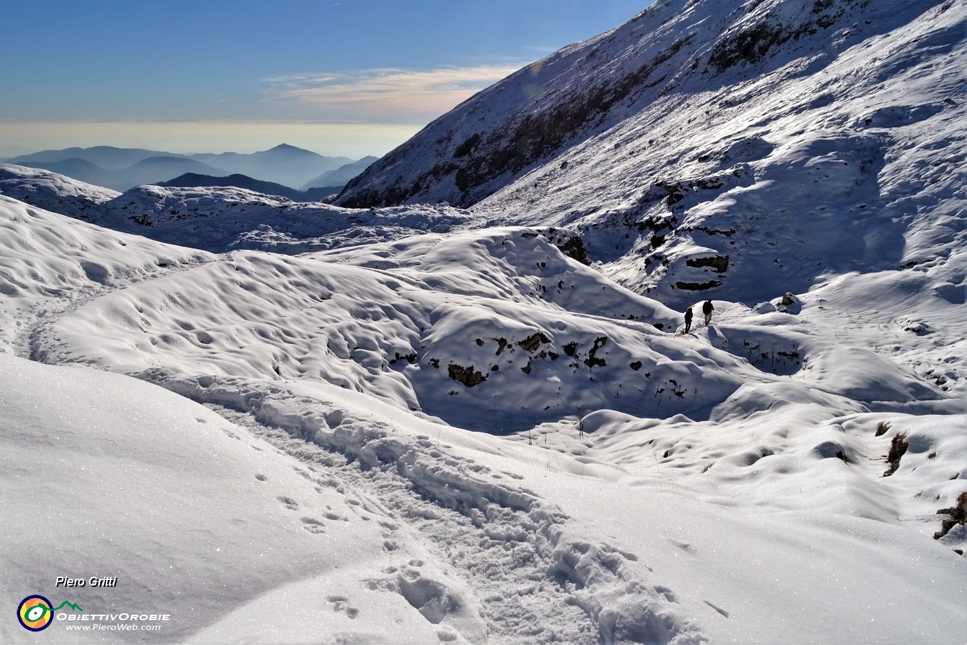 64 In discesa dalla Bocchetta di Cima Grem verso il Bivacco Mistri.JPG -                                